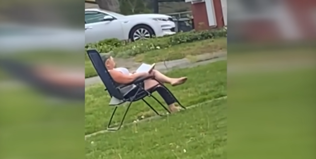 Žena zapalila svoju kuću pa sjela u dvorište i gledala kako gori (VIDEO)