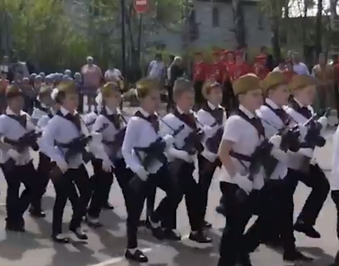 Skandal u Rusiji: Djeca mašu oružjem i pjevaju ratne pjesme