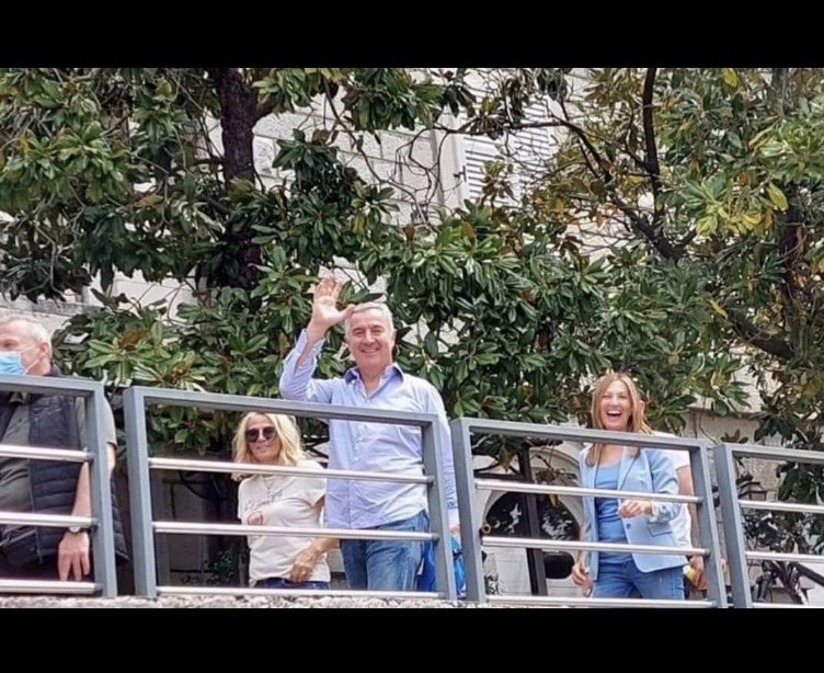 Video: Đukanović u šetnji Škverom; “kulturni” aktivisti Za budućnost Herceg Novog: Ne mogu ga gledat na oči