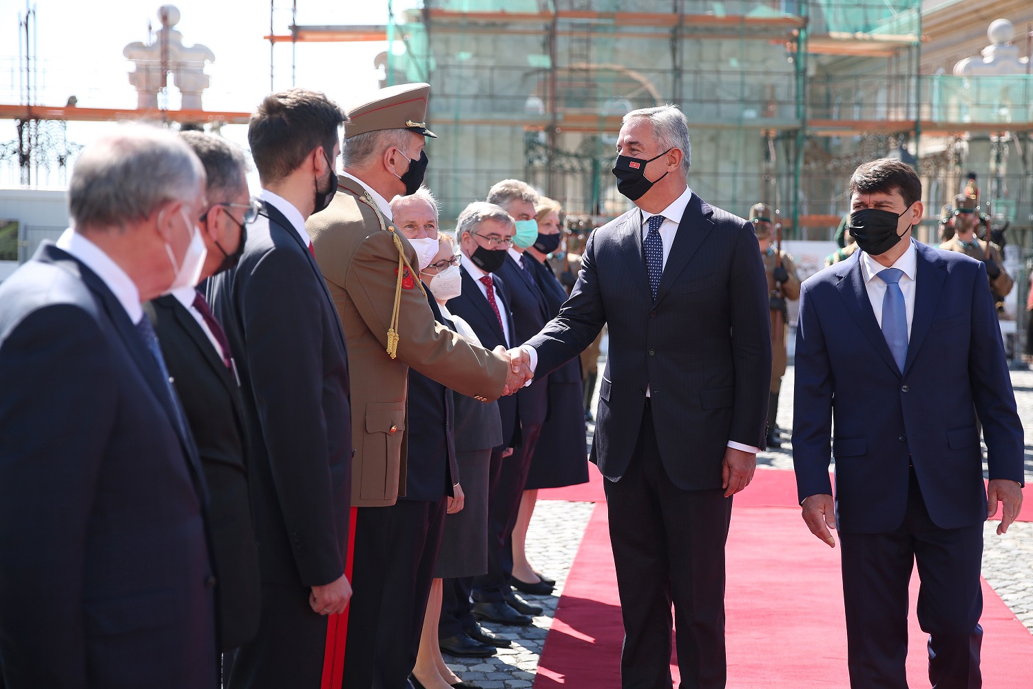 Đukanović dočekan danas u Budimpešti uz najviše vojne i državne počasti (FOTO)