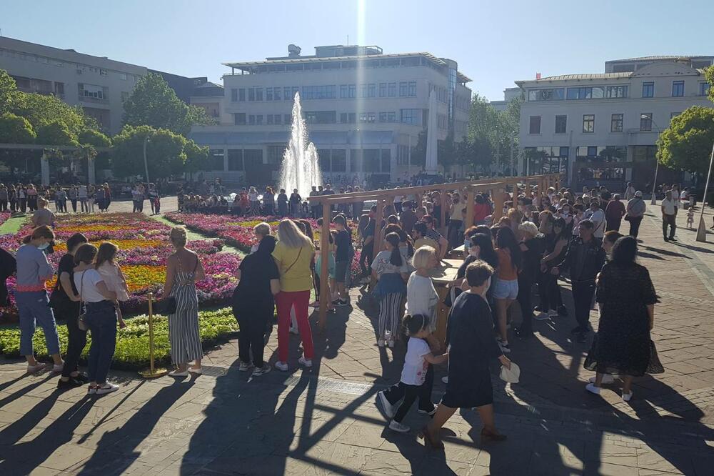 Poklon saksija dovela do stampeda i masovnog kršenja mjera u Podgorici