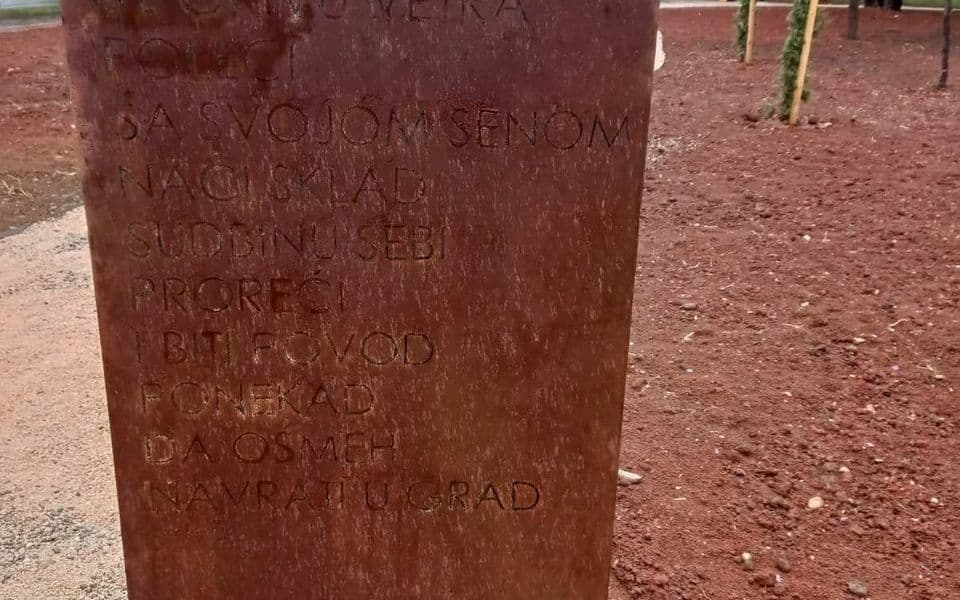 Uništen jedan od natpisa u Parku Đorđa Balaševića