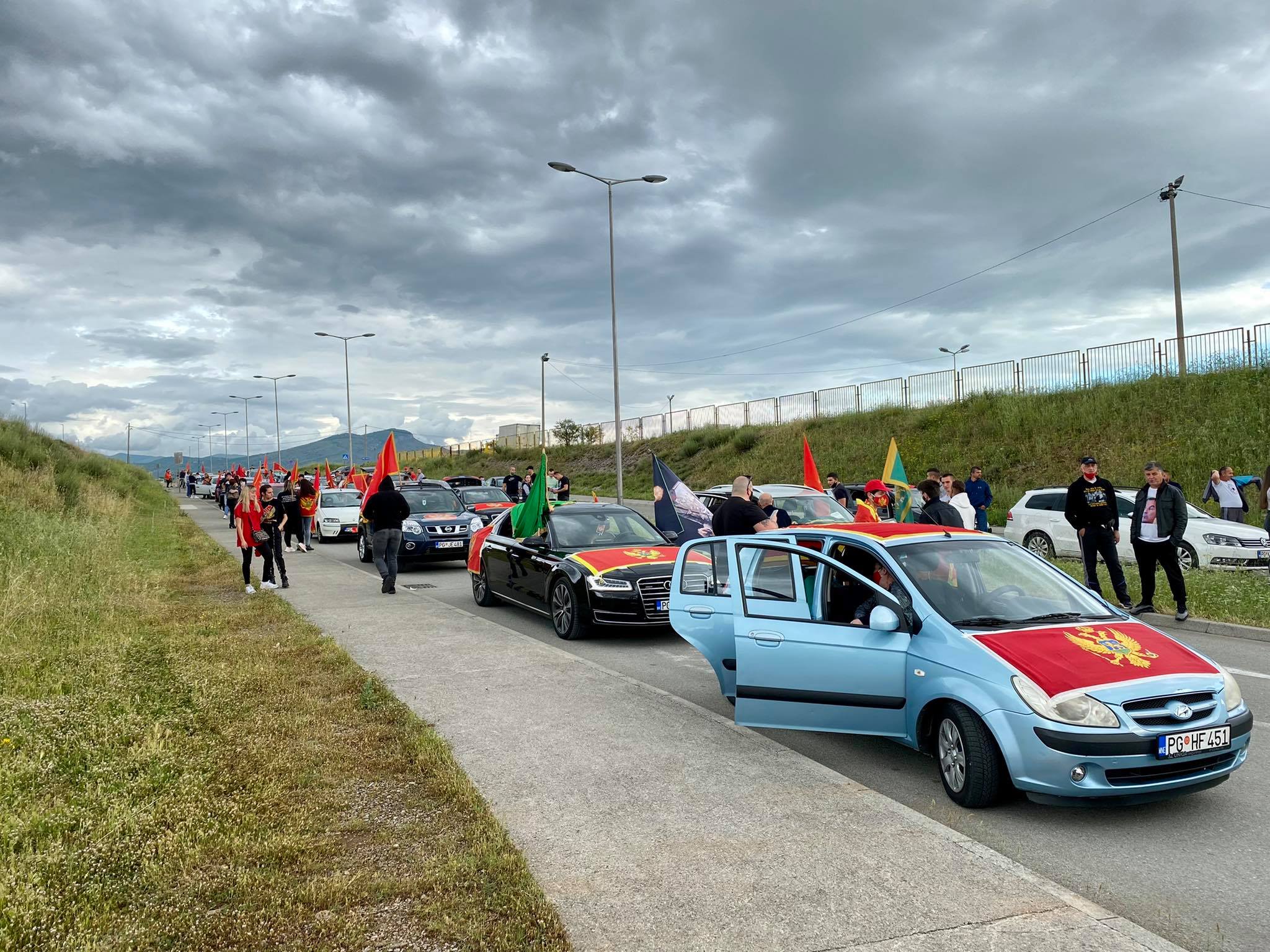 (FOTO/VIDEO)Patriotska auto kolona: Ustanite Crnogorci, vakat je