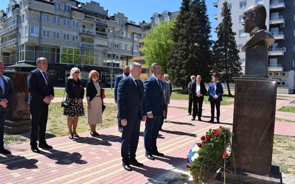 Delegacije Opštine Berane i ruske ambasade položili vijenac na spomenik Žukovu