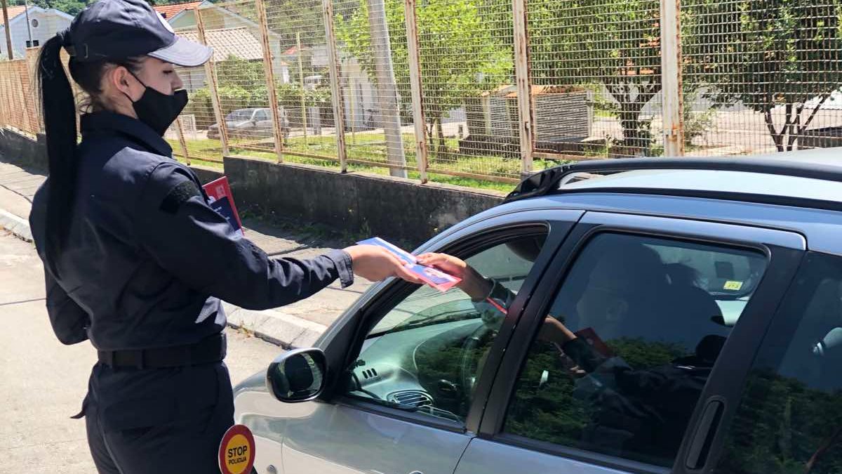 Policija širom Crne Gore dijeli brošure o važnosti vakcinacije