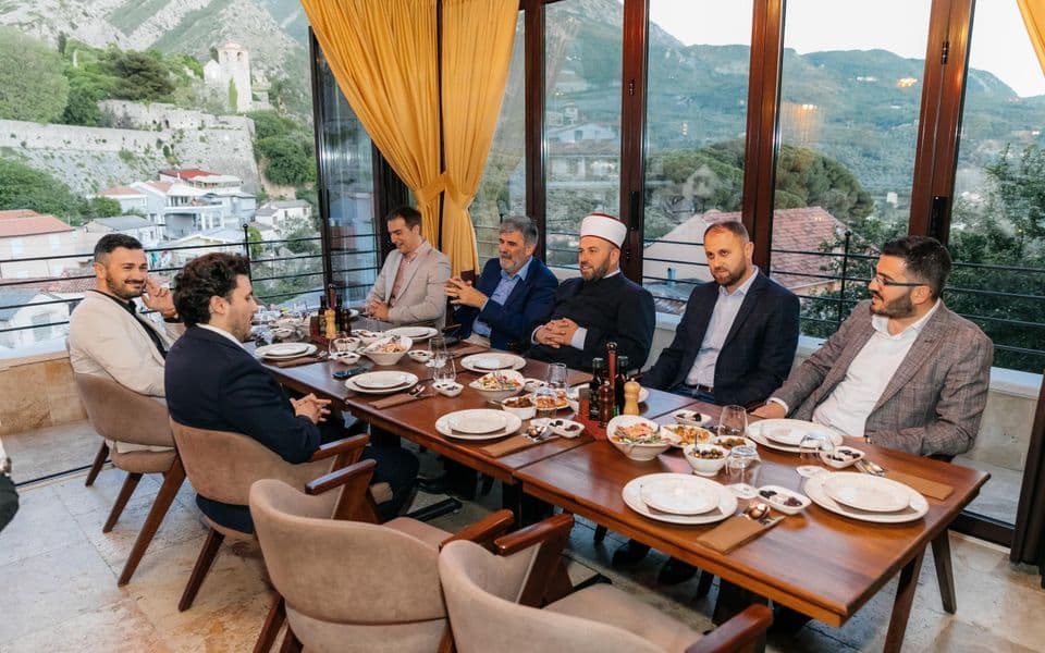 Abazović priredio iftar za reisa Fejzića, prisustvovao i Brčvak