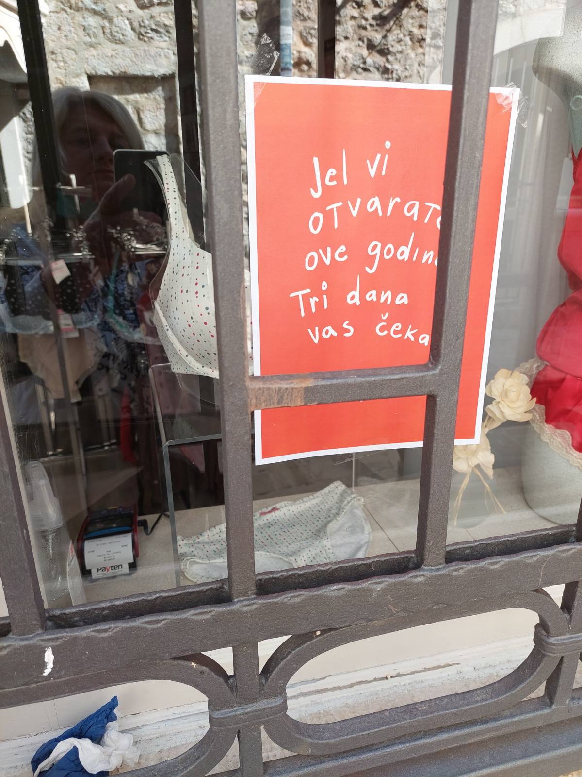 Performans u Budvi, izlozi izlijepljeni porukama: “Je l’ vi otvarate ove godine?”
