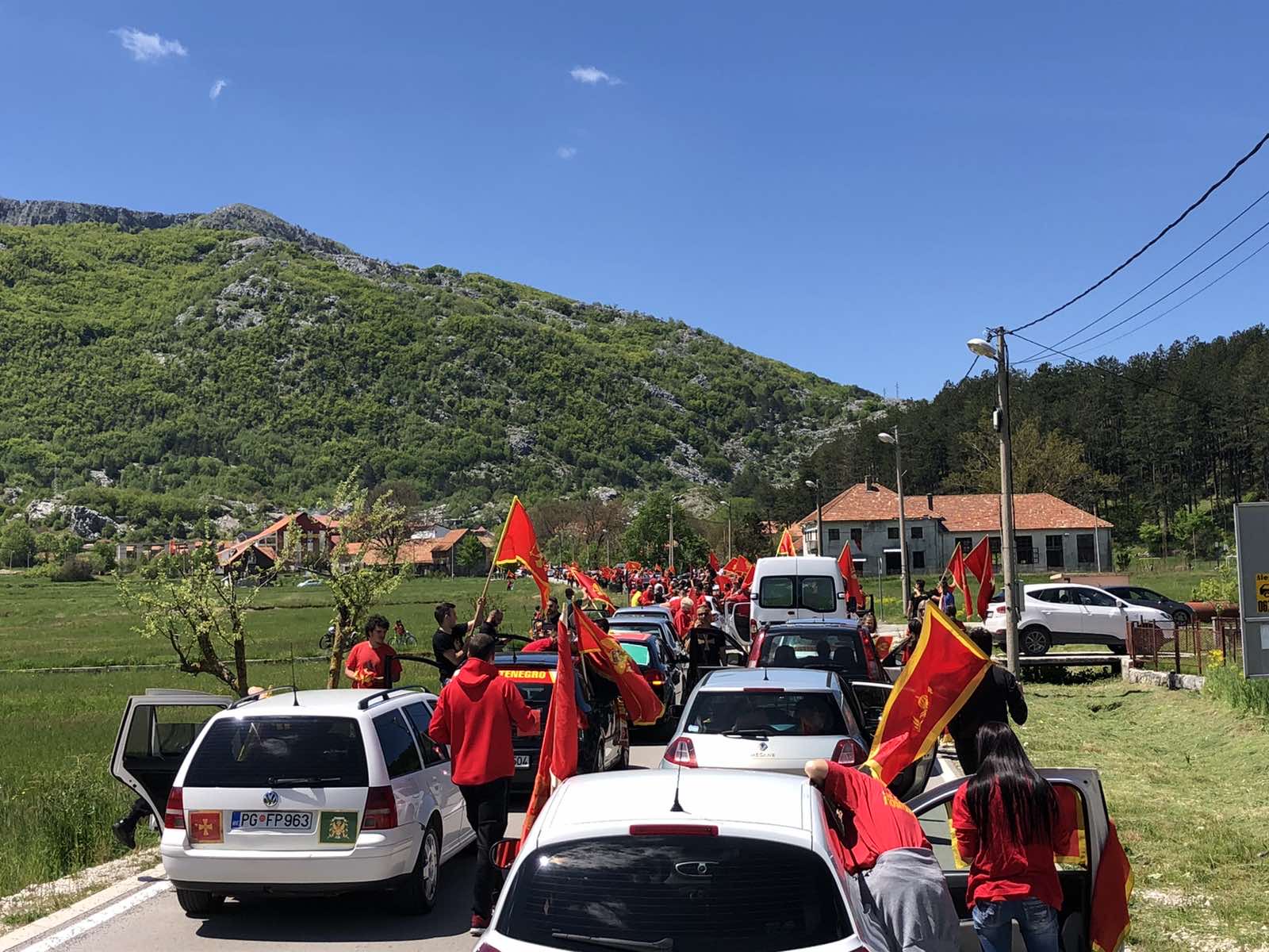 VIDEO i FOTO Nepregledne kolone automobila sa crnogorskim zastavama prema Cetinju i Lovćenu, dio patriota stigao na Njeguše