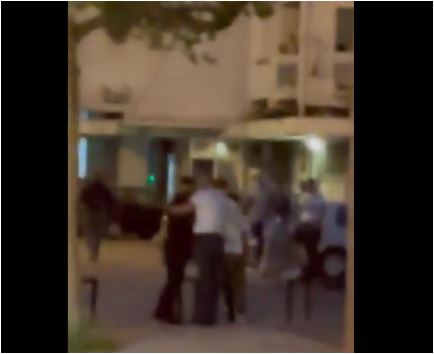 Incident u Podgorici; Rabrenović: Podržavaoci nove vlasti sa majicama Srbija kamenovali patriote