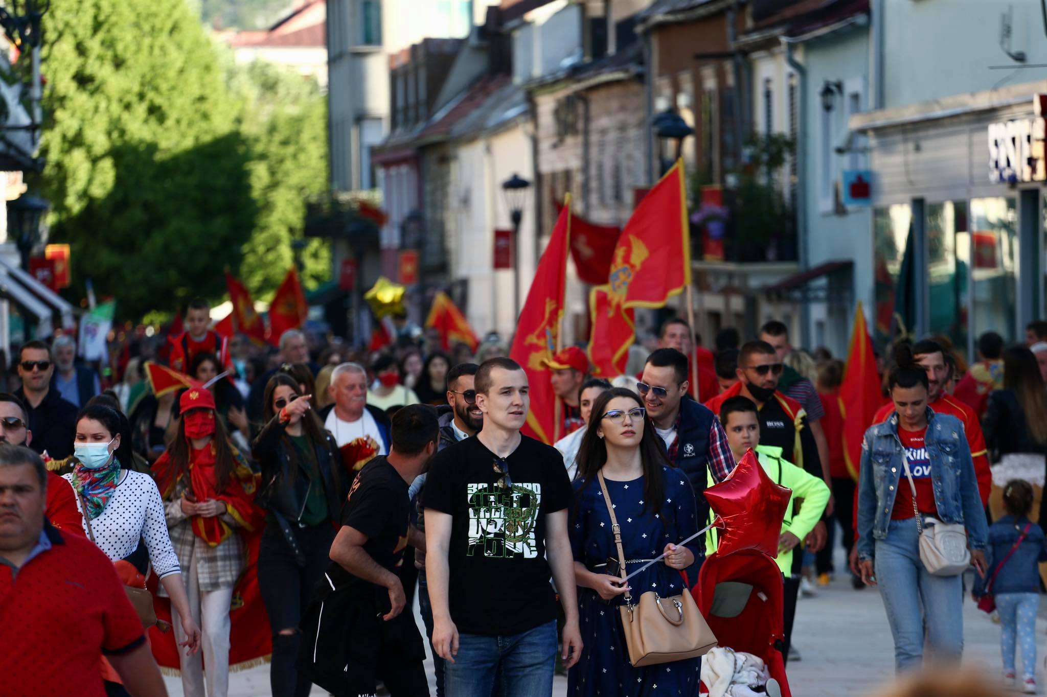 Proslava nastavljena na Cetinju: Zastave se vijore, a pjesme ore Prijestonicom (VIDEO/FOTO)