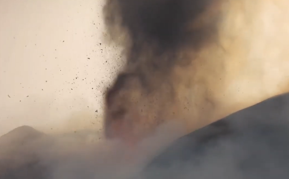 Vulkanska erupcija uz cvrkut ptica