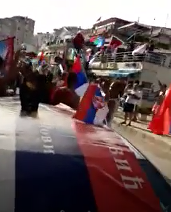 Video: Dok se u Herceg Novom još uvijek glasa, na šetalištu se uz muziku i srpske zastave masovno krše epidemiološke mjere