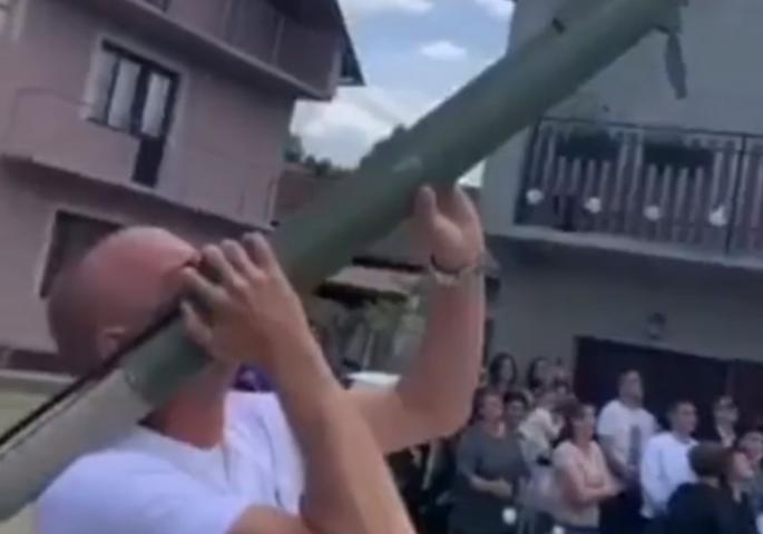 ZOLJOM GAĐAO JABUKU NA SVADBI: U pozadini “trešti” Đurđevdan, zamalo pobio sve svatove (VIDEO)