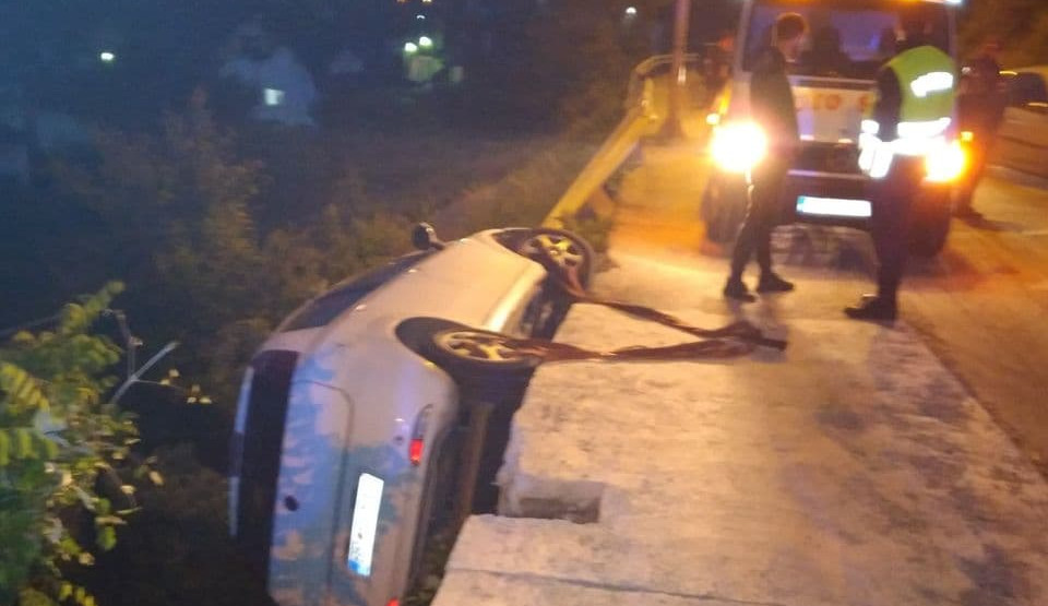 Bijelo Polje: Automobil probio bankinu i prevrnuo se
