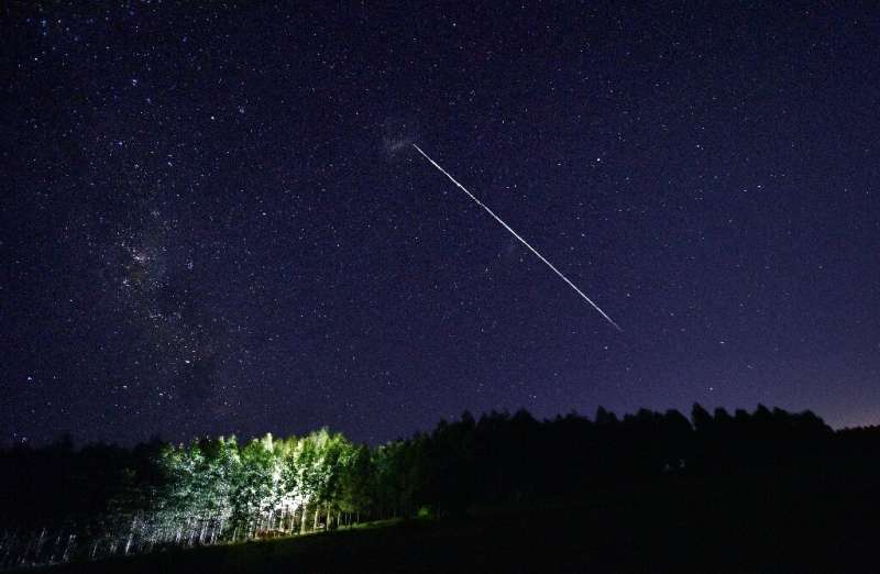 VIDEO: Čudan niz svjetlosti na nebu iznad Crne Gore! Uzrok je vjerovatno lansiranje Spejs Iks-ovog satelita Falcon 9