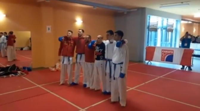 Pogledajte atmosferu pred finale Evropskog prvenstva: Karatisti pjevaju crnogorsku himnu (VIDEO)