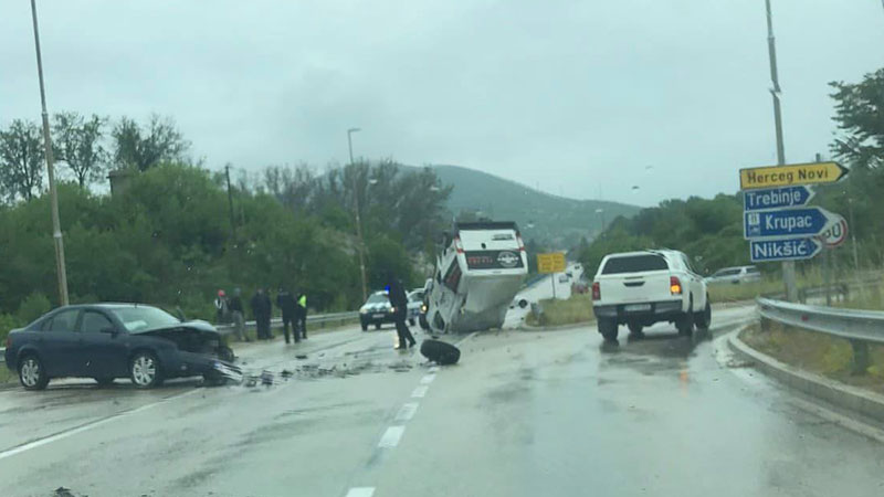Prevrnuo se kombi kod Nikšića, povrijeđene dvije osobe