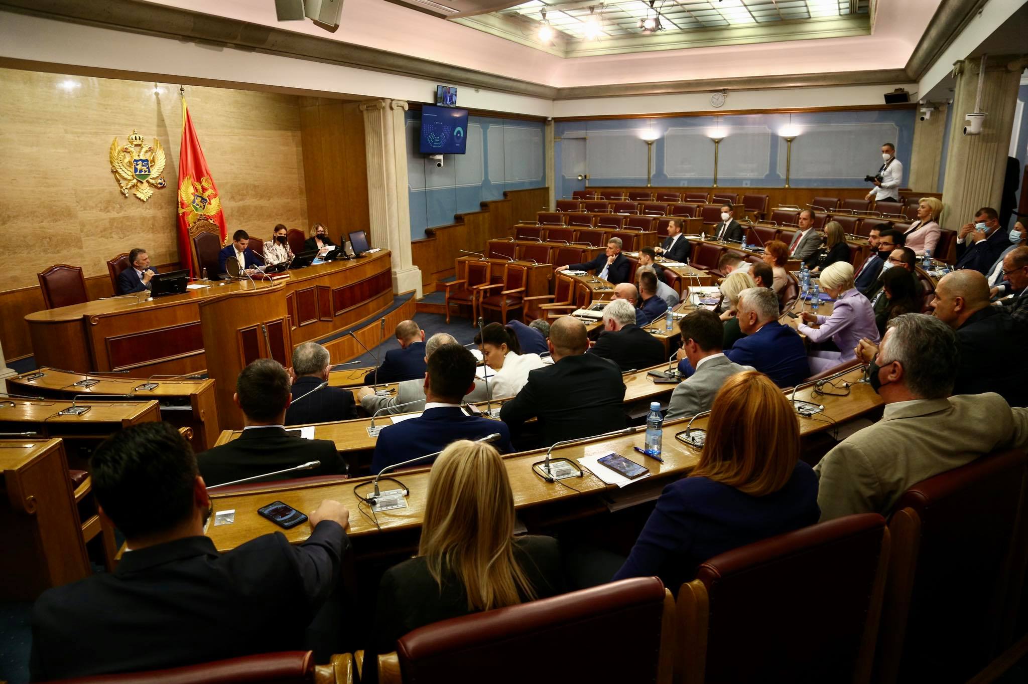 KO JE KRIV ZA INSTITUCIONALNU KRIZU: Država talac političkih partija