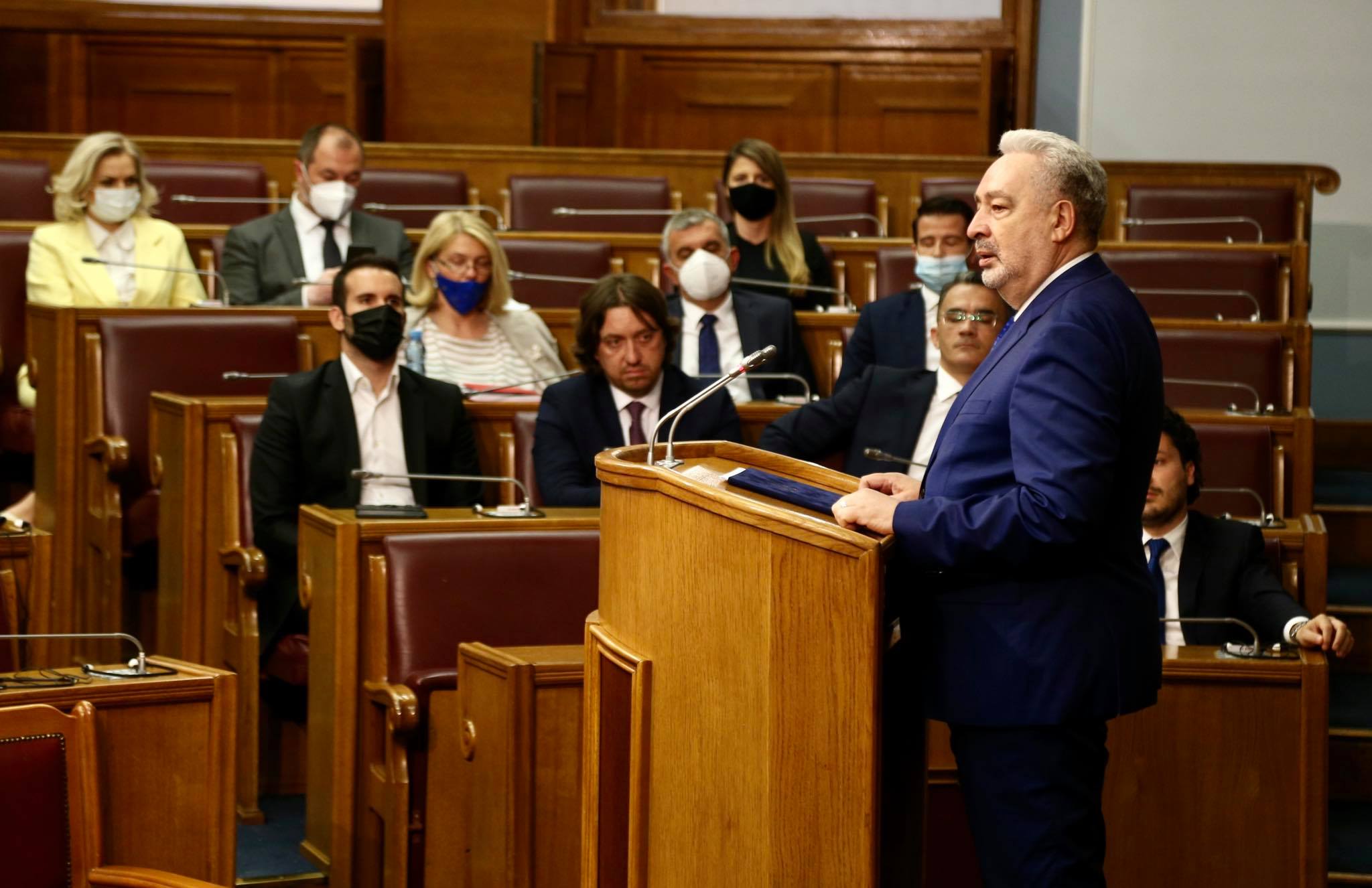 Premijera pitaju ima li podršku u parlamentu
