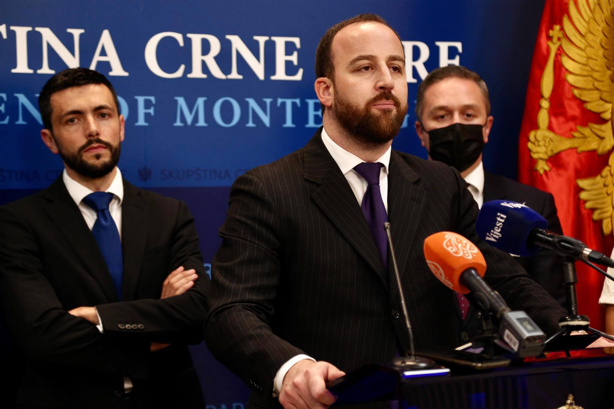 Nikolić: Nema primjera u svijetu da vlast za ambasadore i ministre predlaže ljude koji sjede prilikom intoniranja himne
