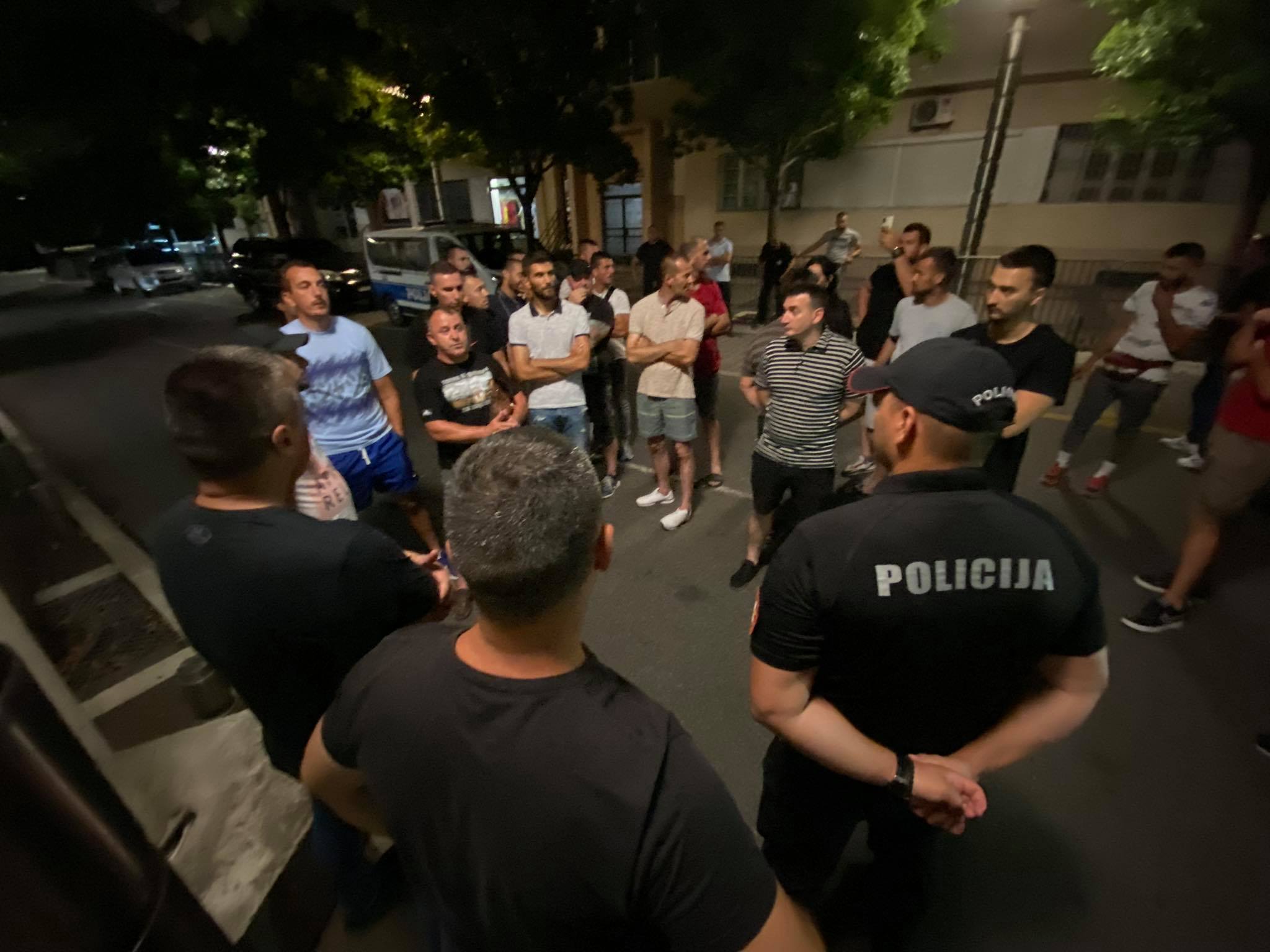 VIDEO: Grupa građana ispred Vlade: Upozoravamo vlast da ćemo se sjutra ponovo okupiti, ako Jovanović ne bude pušten