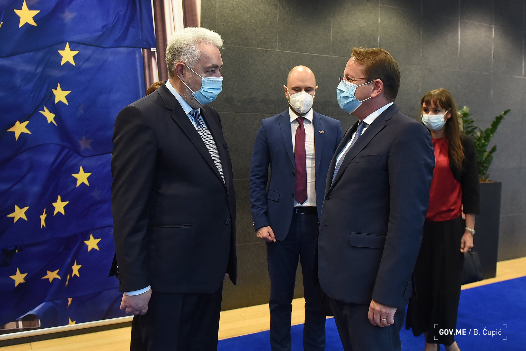 Krivokapić sa Varheljijem: Naš kurs je jasan, želimo članstvo u EU