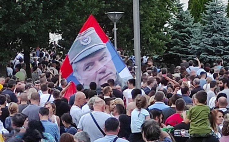 Zastava s likom Ratka Mladića na litiji povodom slave grada Beograda