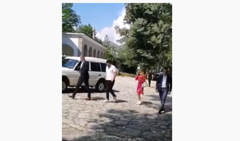 (VIDEO) Djeca premijera Krivokapića u Cetinjskom manastiru: Podrška devastaciji ili traženje podrške od Joanikija?