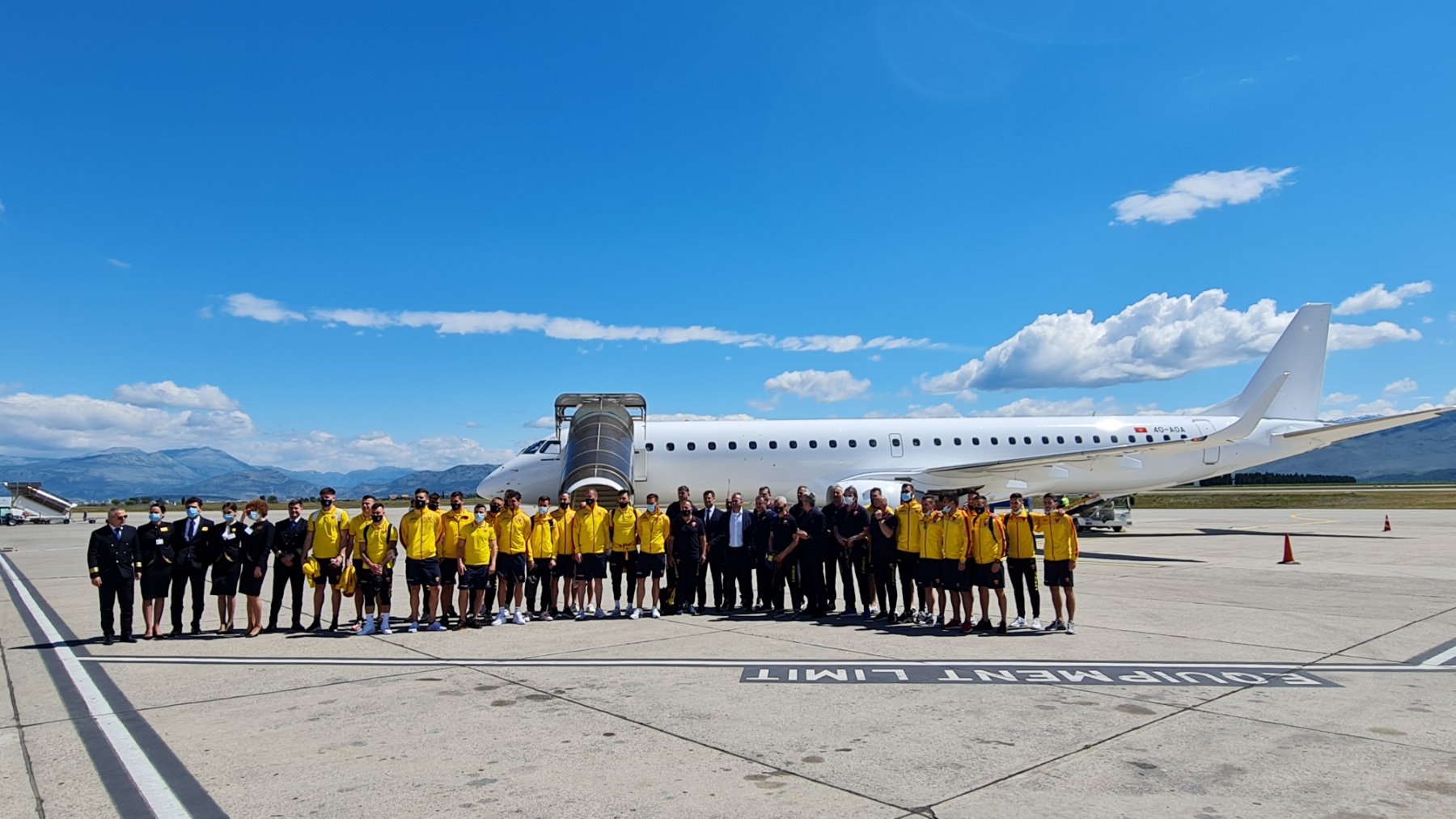 Avion kompanije To Montenegro odveo fudbalere Crne Gore u Sarajevo