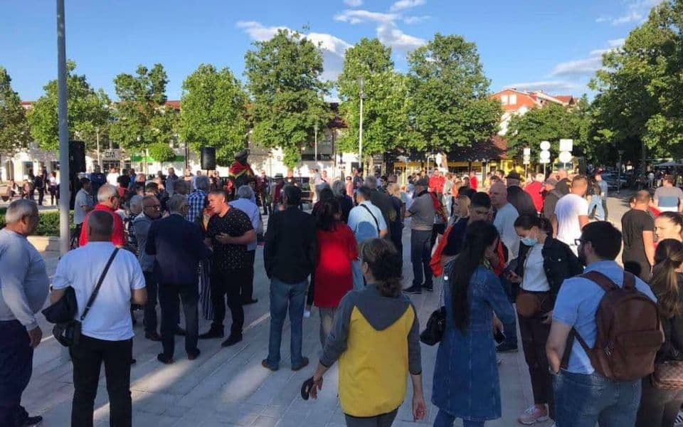 Protest na Trgu u Nikšiću zbog skrnavljenja spomenika Ljubu Čupiću