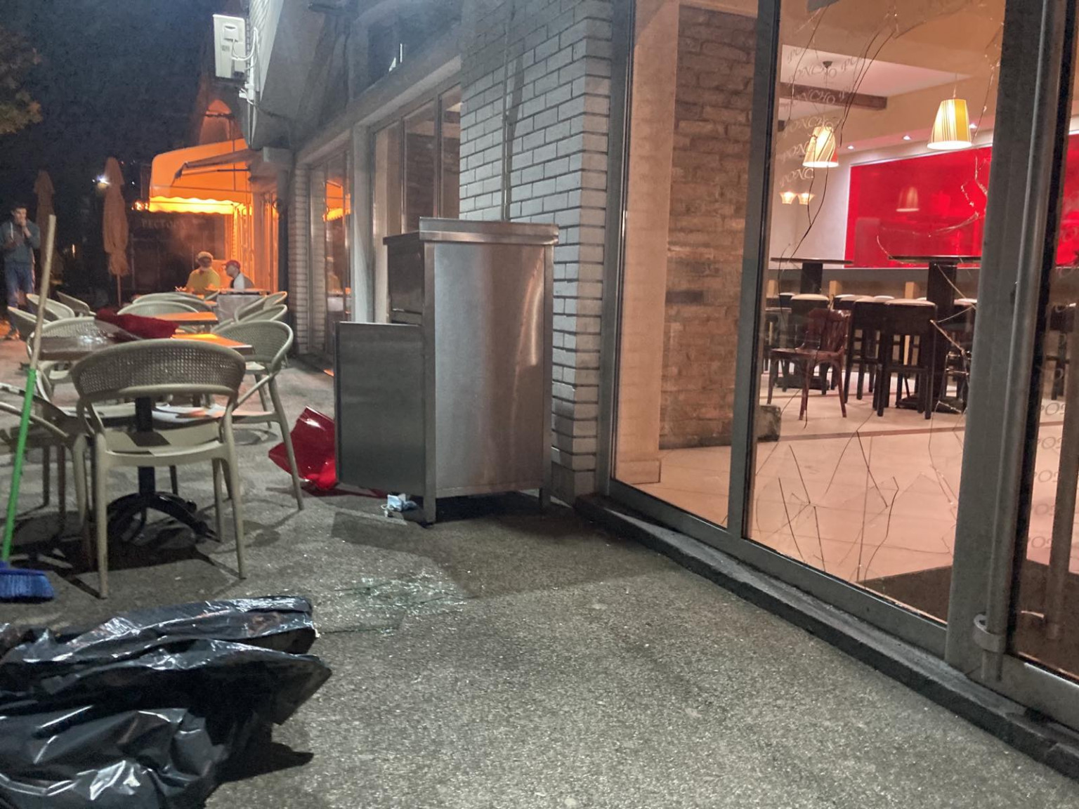 Čeda Jovanović pijan razlupao restoran pa šutirao vozilo policije