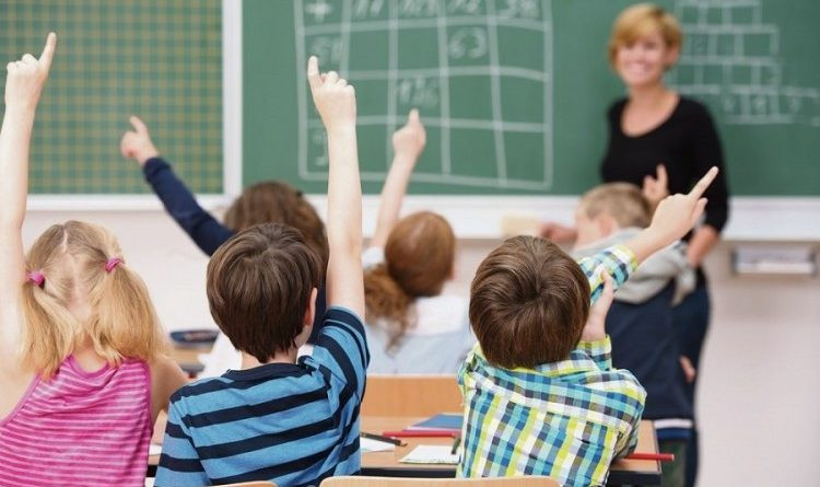Profesori u školama po nalogu ministarstva prosvjete po prvi put pitali učenike na kom pismu da im ispišu svjedočanstva, učenici i roditelji zbunjeni