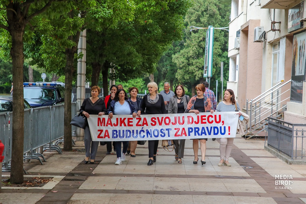 VRAĆANJE NAKNADA MAJKAMA NA ČEKANJU: Osim sredstava potrebno i usvajanje zakona, a DF bojkotuje Parlament