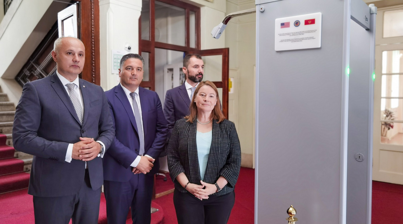 Ambasada SAD donirala Prijestonici metal detektorska vrata