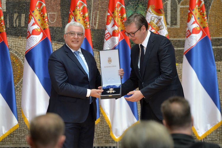 Vučić odlikovao Mandića za zasluge u razvijanju saradnje Srbije i Crne Gore
