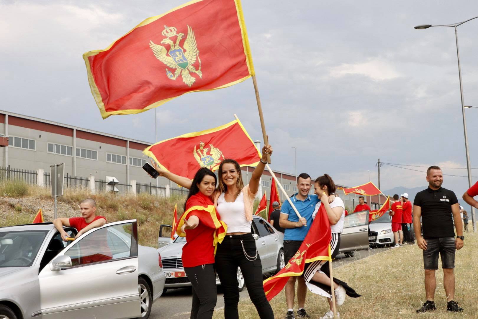 (VIDEO/FOTO) Patriotska auto-kolona u Podgorici: Pružiti otpor fašizaciji i širenju mržnje