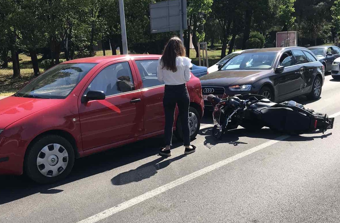 Podgorica: Sudar automobila i motocikla