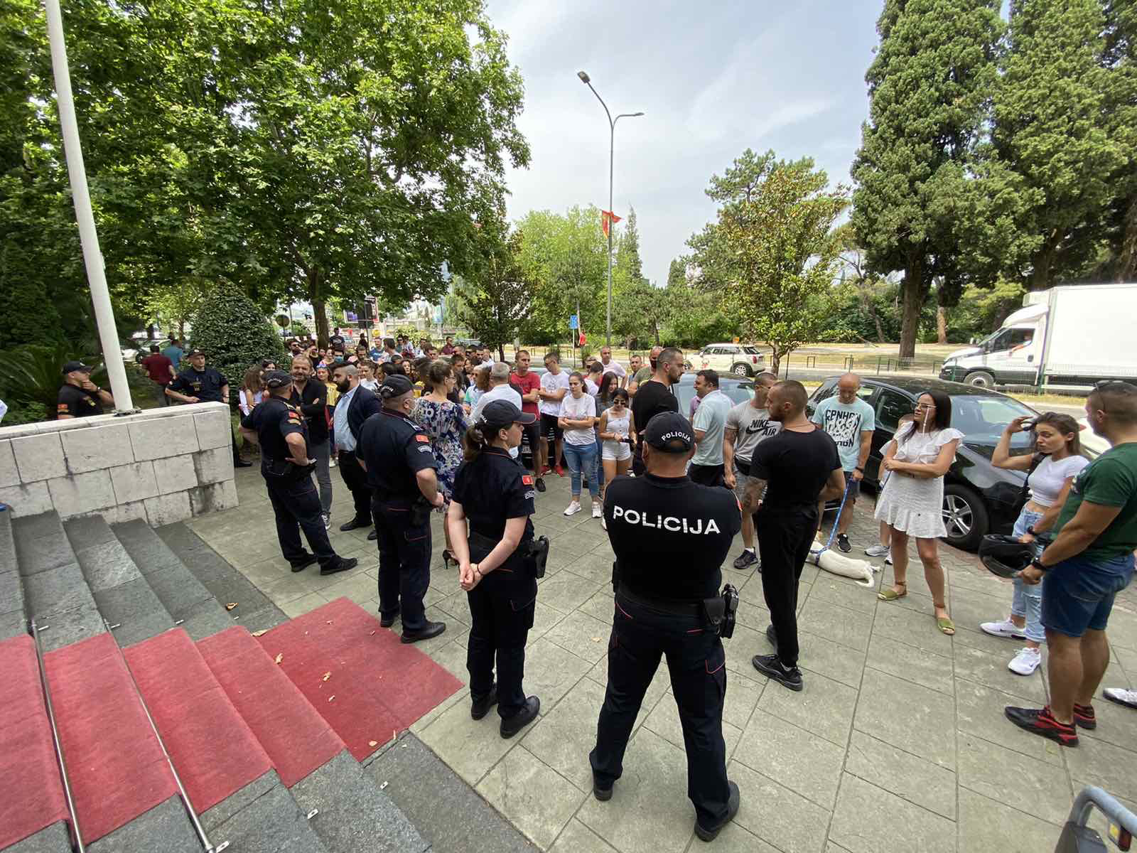 Građani traže smjenu direktorice Centra za socijalni rad Marije Popović i razrješenje Marice Stijepović (VIDEO)