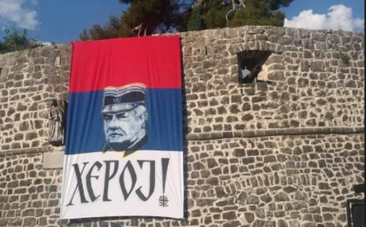 Trobojka s Mladićevim likom i natpisom “Heroj” osvanula na zidinama u Trebinju