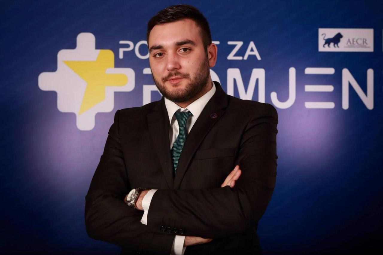 I VUJISIĆ PODNOSI OSTAVKU: Bajčetić umjesto Medojevića