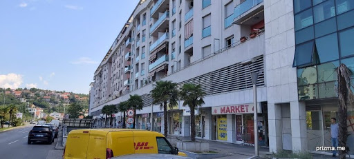 Zbog dočeka Joanikija stanari zgrade Normal company nisu mogli ni prići, ni izaći iz svog parkinga