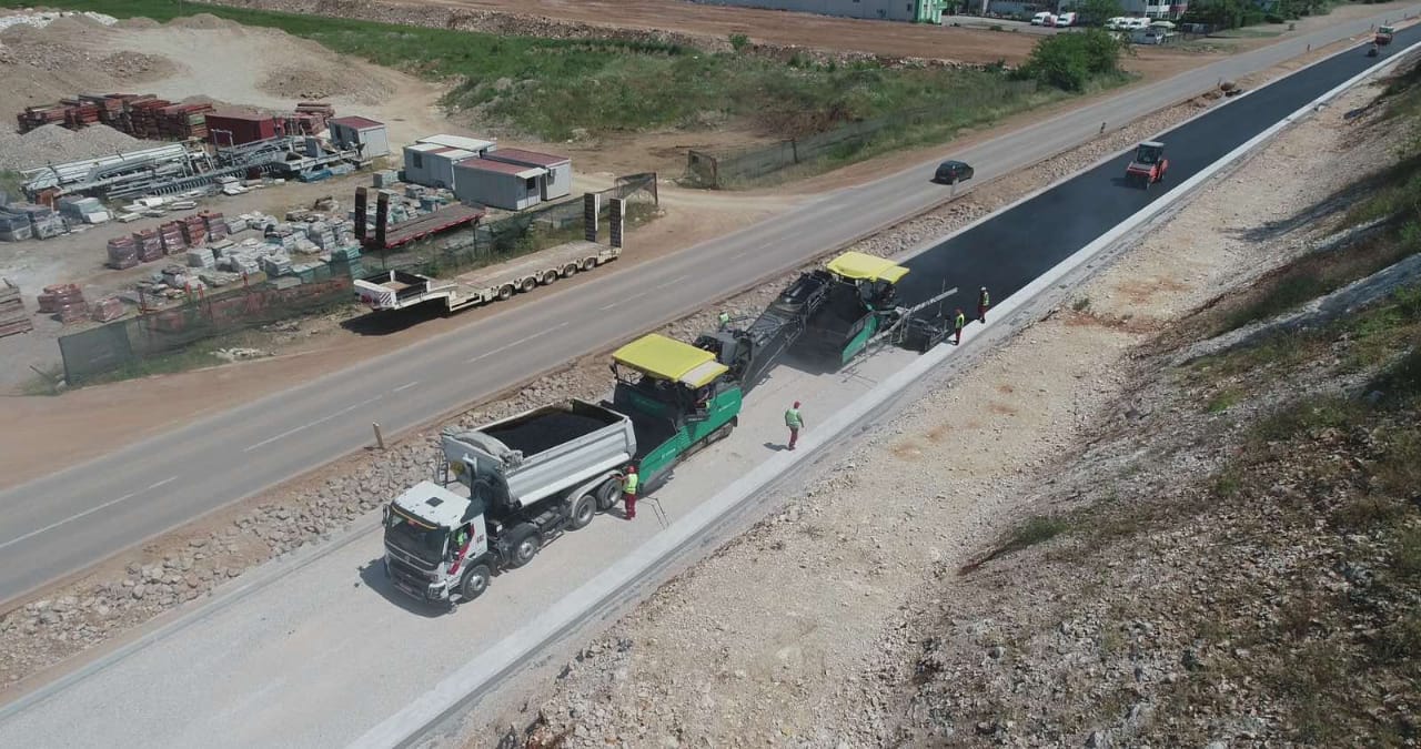 Danas ugrađen prvi sloj asfalta na budućem bulevaru Podgorica – Danilovgrad (FOTO)