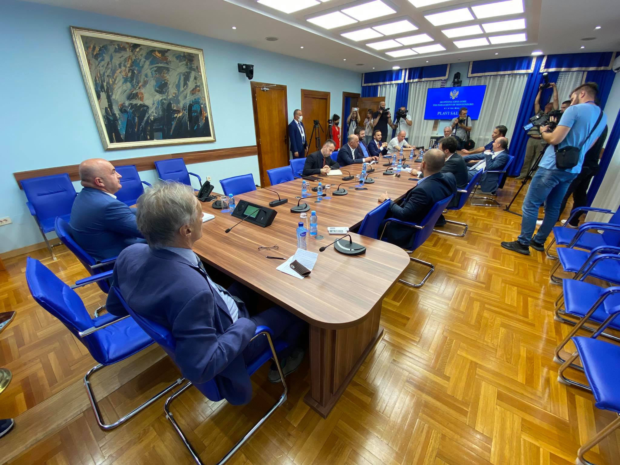 Počeo sastanak vladajuće većine na kojoj se odlučuje o sudbini Krivokapića i njegove Vlade (FOTO)
