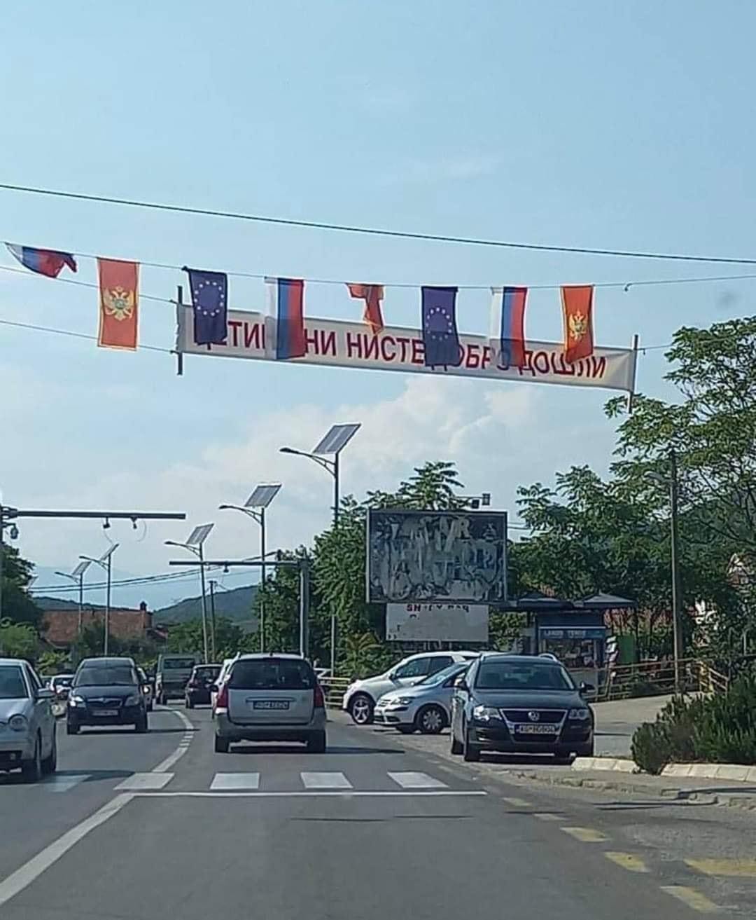 I u Budvi okačen transparent “Cetinjani niste dobro došli”, u Lastvi uklonjen