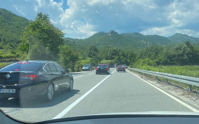 Automobili premijera preticali preko pune linije