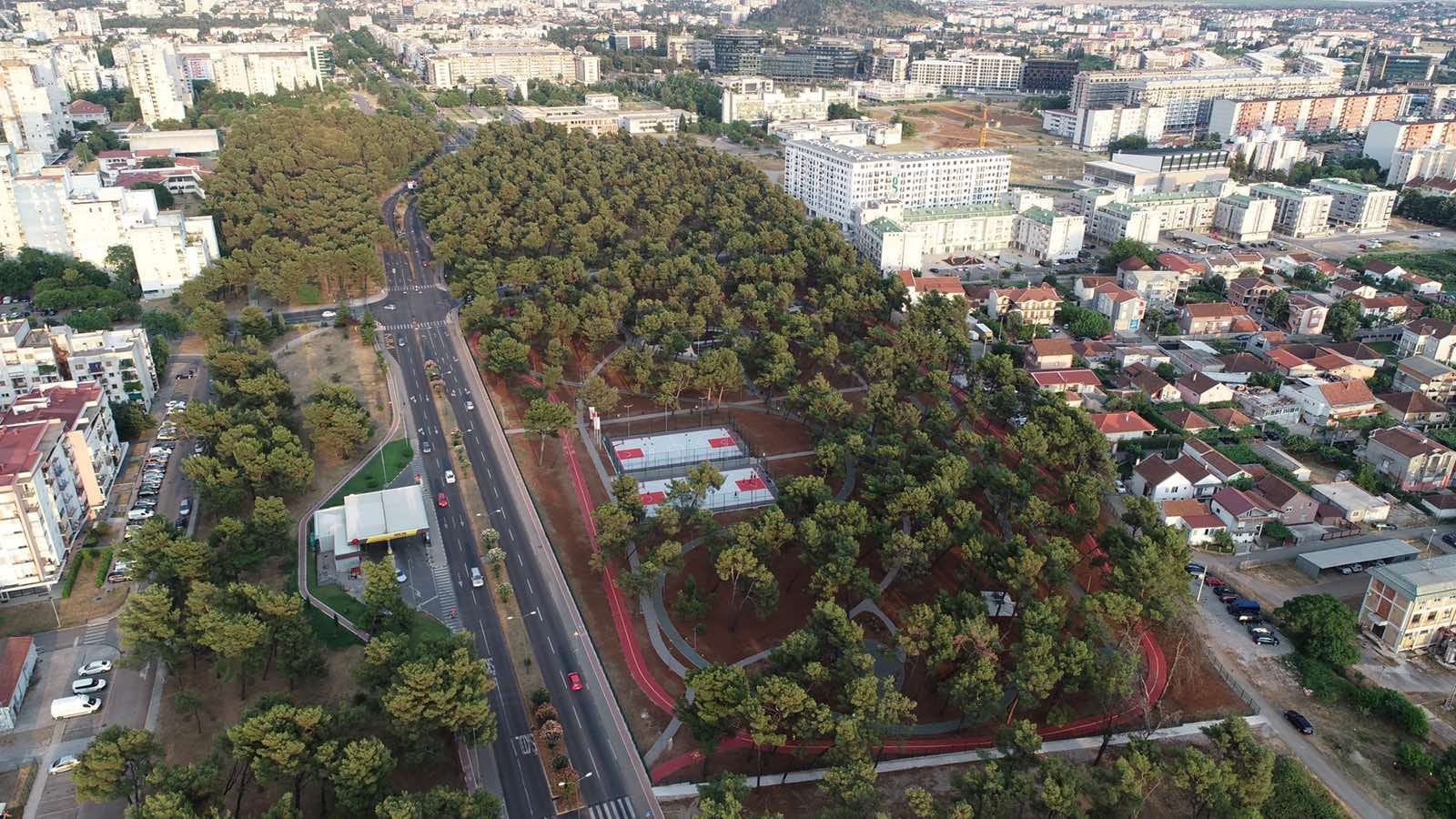 Foto/Video: Noćas otvoren rekonstruisani park u Tološima