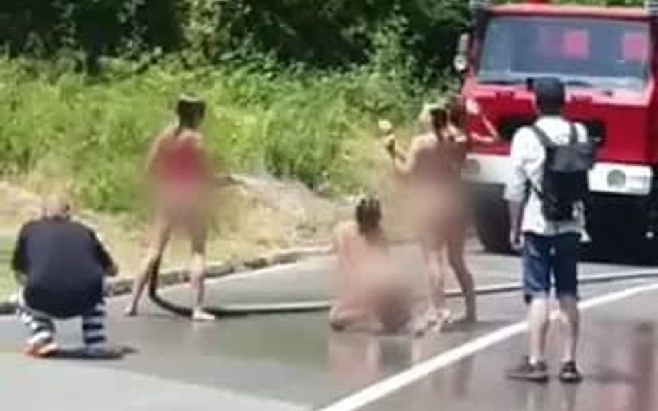 Ukrajinske državljanke kažnjene sa po 450 eura jer su nage šetale Kotorom i fotografisale se
