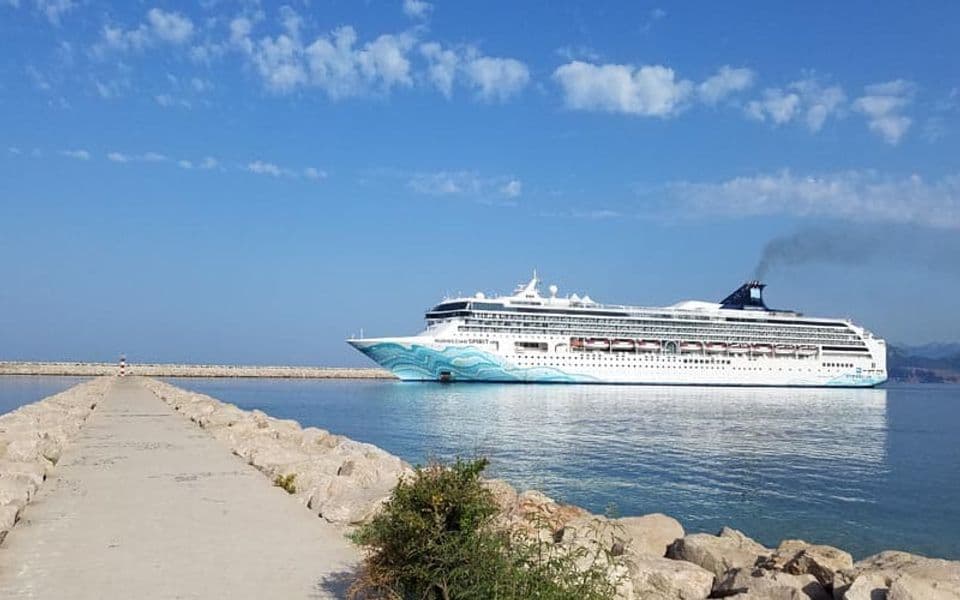 Kruzer „Norwegian Spirit“ uplovio u Luku Bar