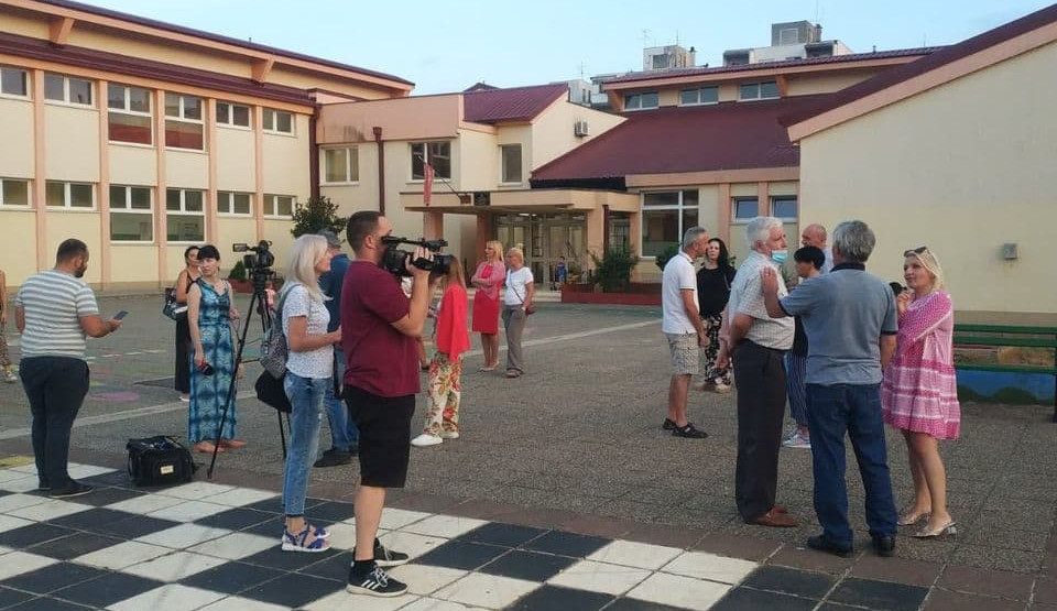 Roditelji protestovali zbog smjene direktorice OŠ Oktoih