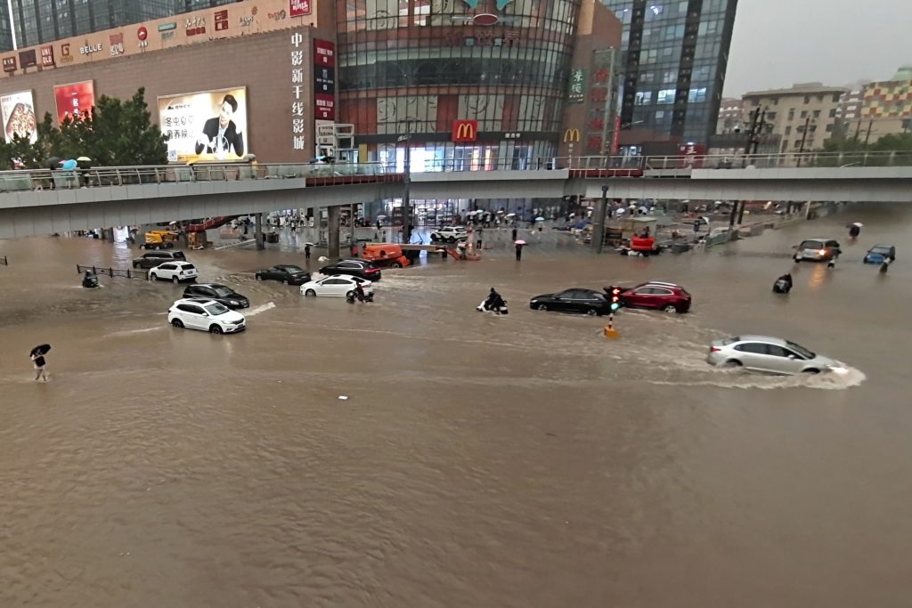 Poplave u Kini, obustavljen saobraćaj podzemne željeznice